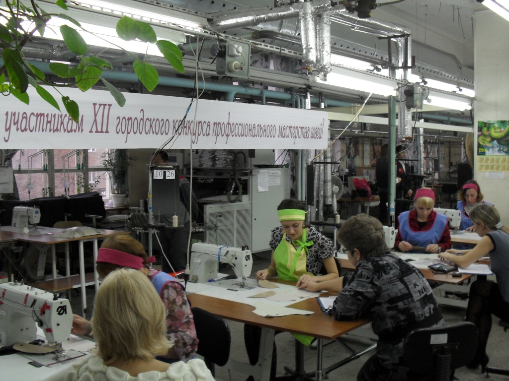 Конкурсантам за ограниченное время (12 минут) необходимо было обработать кокетку спинки женского плаща с криволинейными швами и изготовить три узла.